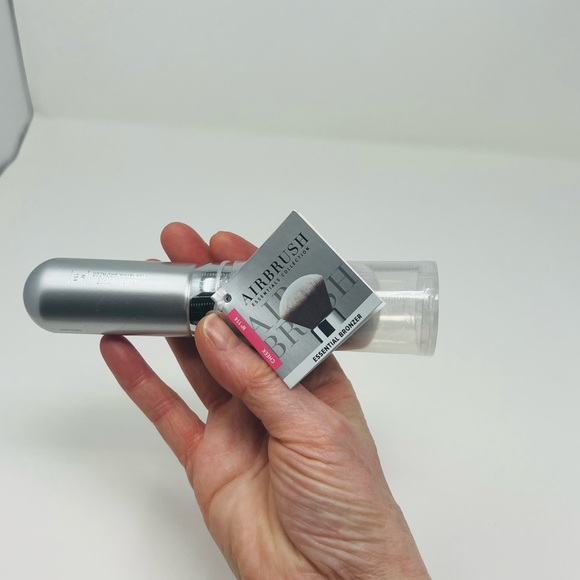 NWT IT Cosmetics #114 Airbrush Essential Bronzer Brush. Brand new sealed. - Picture 11 of 13